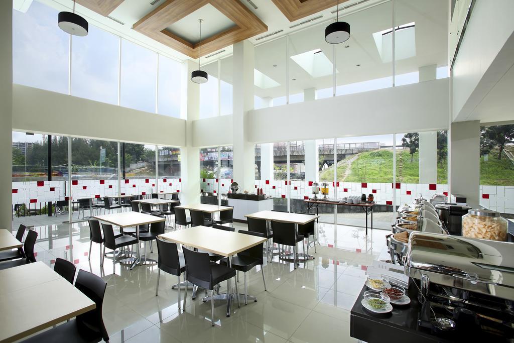 Amaris Hotel Bekasi Barat Exteriör bild