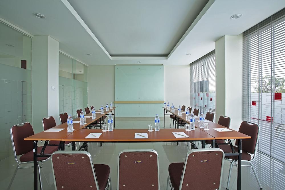 Amaris Hotel Bekasi Barat Exteriör bild